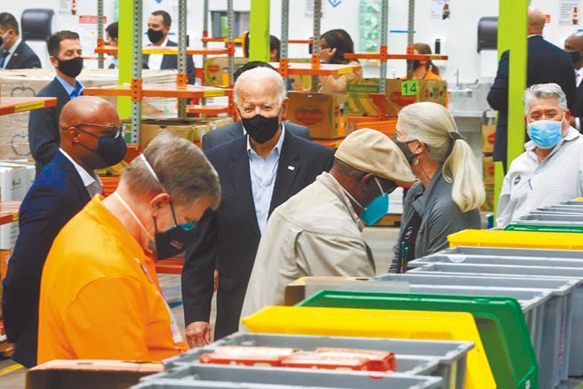 美国总统拜登26日前往德州视察冬季风暴造成的灾情。图为德州休士顿的食物银行。（路透）