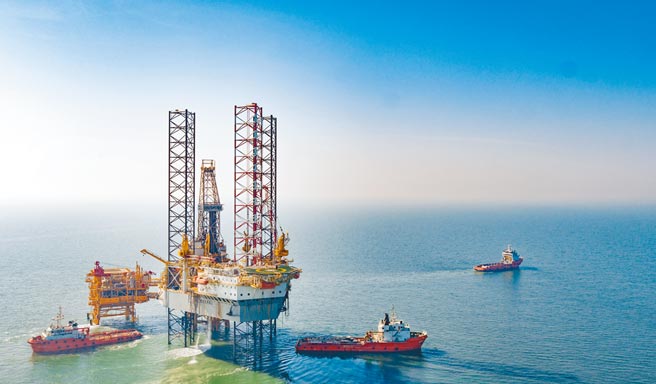 美国纽约证券交易所26日也根据川普签署的行政命令，正式启动中国海洋石油公司（简称中海油）的摘牌程序。（新华社）