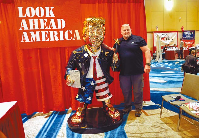 美国共和党「保守政治行动会议」正在佛州奥兰多举行大会，前总统川普28日将发表压轴演说。另一个瞩目焦点是会场摆上了比真人还大的川普金色雕像。（路透）