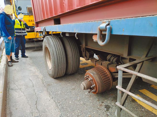 54歲黃姓司機駕駛營業貨櫃曳引車北上，行經國道一號364.4公里高雄鳥松段附近時，車右後第一軸輪胎突然脫落，彈飛至對向南下車道，砸中一輛休旅車造成右前座乘客死亡，再碰撞另一輛大貨車毀壞車頭。（警方提供／林雅惠高雄傳真）