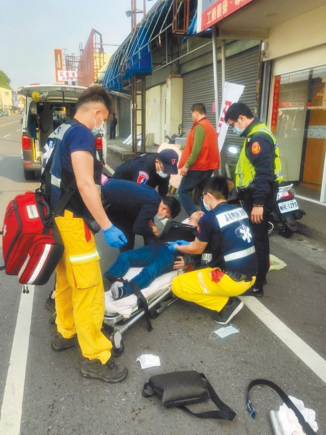 刘姓通缉嫌犯拒捕受伤，警方通知救护车赶到急救。（读者提供／廖素慧嘉市传真）