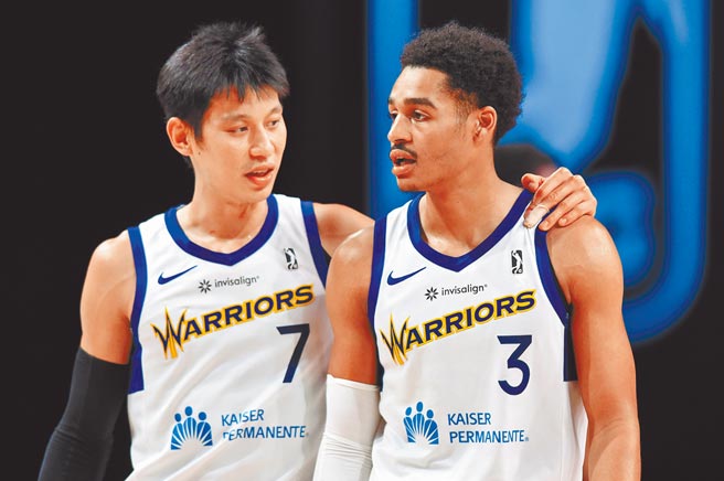 NBA发展联盟目前已经开始调查林书豪（左）被骂「新冠病毒」的种族歧视风波。（取自圣克鲁斯勇士官推）