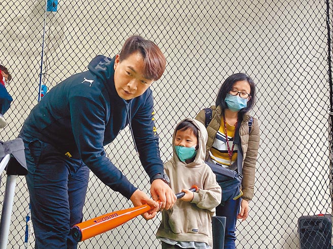 前中信兄弟球星「恰恰」彭政闵（左）在退休后创立「恰棒球学苑」，贴身指导小朋友。（邓心瑜摄）