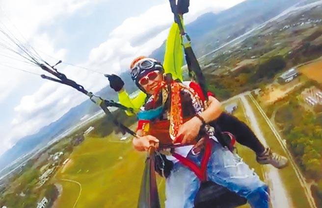 台東一間宮廟以神明搭乘飛行傘方式，進行另類的空中遶境祈福。（台東翱翔企業社提供／莊哲權台東傳真）