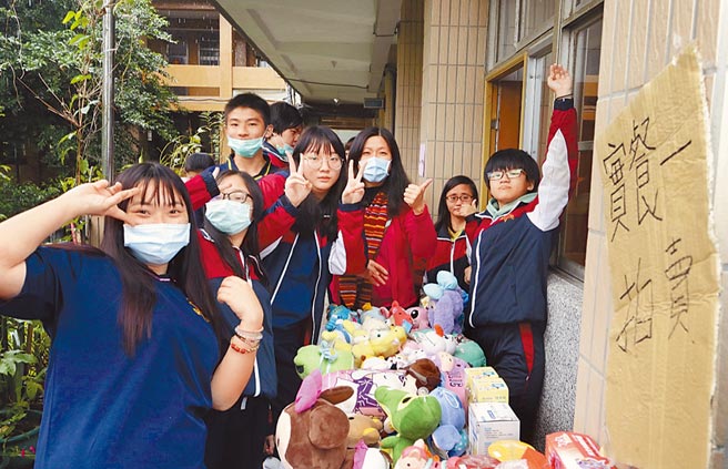 辅大圣心高中不堪少子化衝击，决定将高中、高职部停招3年，图中为圣心最近办理跳蚤市场的盛况。（圣心高中提供／吴康玮基隆传真）