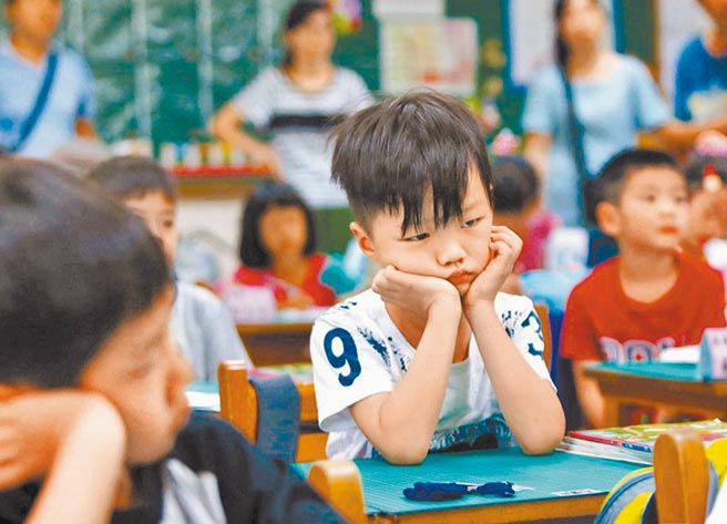 北市府要求各校若訂閱紙本報章雜誌需提出申請才能核准，議員王欣儀怒轟E化過頭。（本報資料照片）