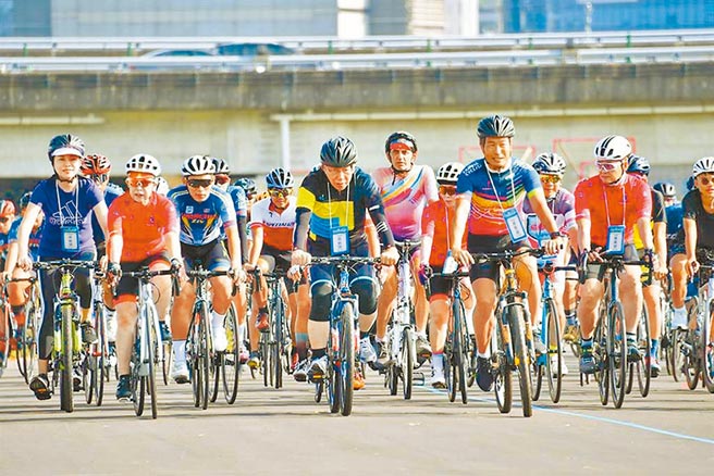 台北市长柯文哲今将再度骑单车从台北出发到高雄，预计骑完365公里路程。（本报资料照片）