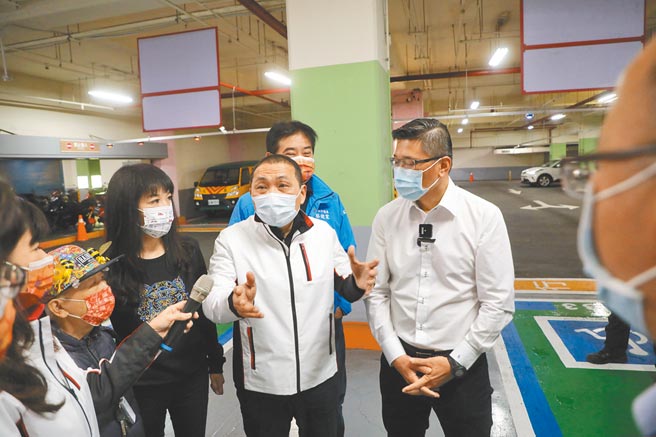 新北市府规画将五股工商立体停车场1楼，改建为现代化特色市场，市长侯友宜27日前往视察。（许哲瑗摄）