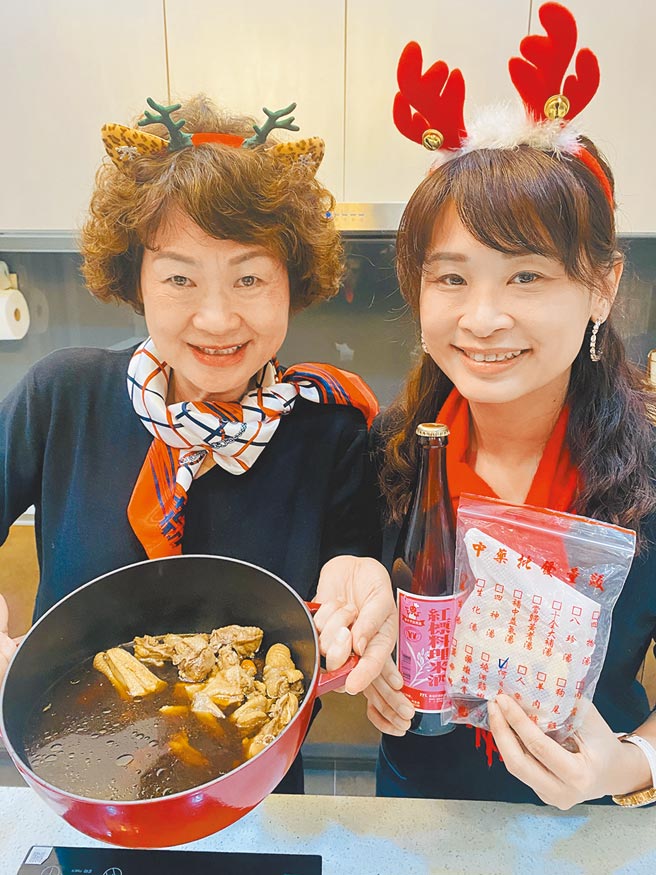 台中市议员李丽华（左）将交棒给担任助理10多年的女儿黄佳恬，以一人当选两人服务，争取选民支持。（卢金足摄）