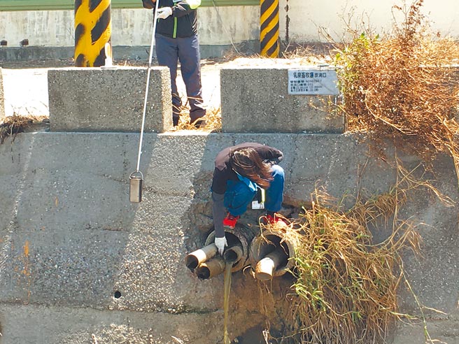 彰化縣政府近年積極整治東螺溪，近日展開專案稽查作業，控管沿岸畜牧場削減排汙、避免偷排。（彰化縣環保局提供／謝瓊雲彰化傳真）