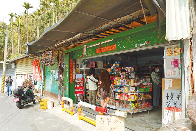 嘉义县台3线312公里处的柑仔店，过去因店里有1位会国骂、提醒骑士骑慢一点的「干谯阿嬷」陈富而暴红。（张毓翎摄）