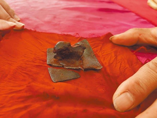 云林县五股开台尊王信眾日前为了过炉点交开龛检视，证实金印破损无误。（五股开臺尊王协会提供／周丽兰云林传真）