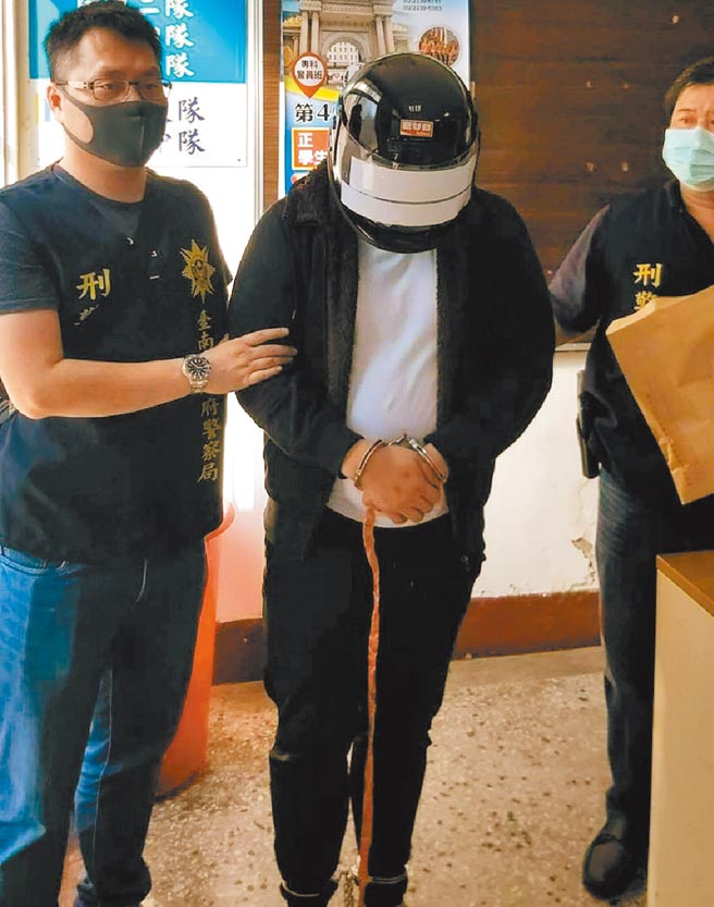 徐梓恒（中）投案后获交保，警方为免他成为仇家报復对象，已加派警力到他落脚处戒备。（本报资料照片）