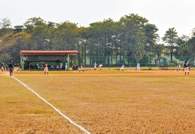 屏东运动公园已规画为「屏东县健康产业园区」，4座棒垒球场将拆除，引发议论，县府决议在旁兴建新的棒球及垒球场各1座。（潘建志摄）