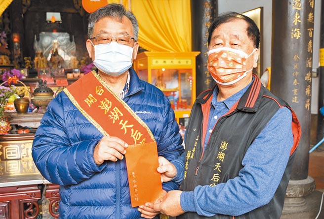 元宵节破冰之行，澎湖县长赖峰伟（左）与天后宫主委蔡光明（右）化解嫌隙。（陈可文摄）