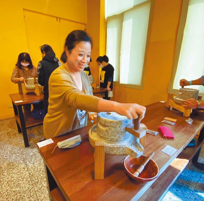 「红顶谷创谷物文创乐园」亲自DIY独一无二的谷物随身包作为伴手礼。（经发局提供／刘宥廷高雄传真）