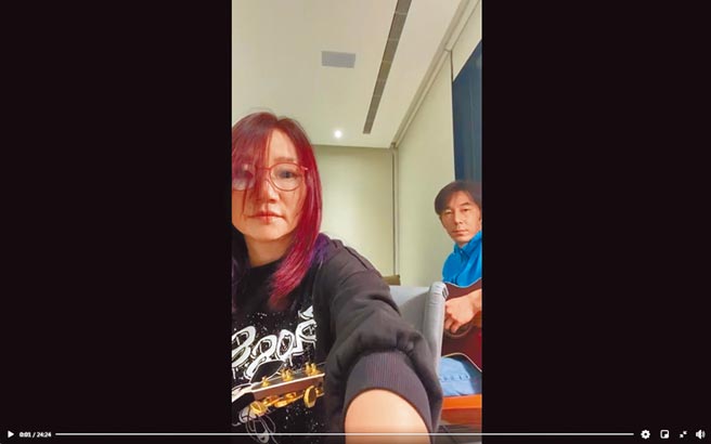 陶晶瑩昨在直播中獻唱慰粉，李李仁（圖右）伴奏。（摘自臉書）