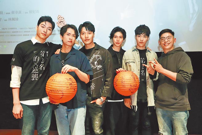 导演姜瑞智（右起）日前率林子闳、杨宇腾、张睿家、石知田、罗德弘出席特映会。（WeTV、结果娱乐提供）