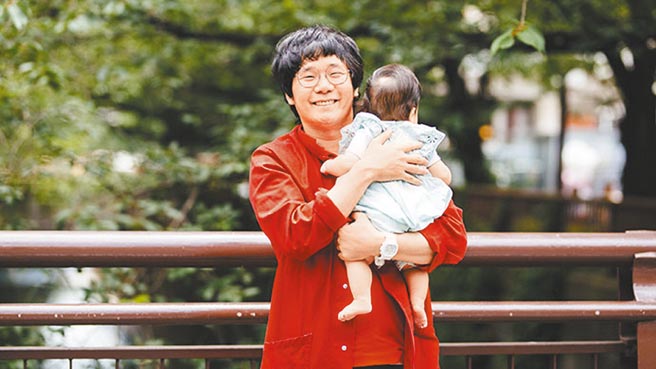 劔树人身兼漫画家与家庭主夫。（日宣提供）