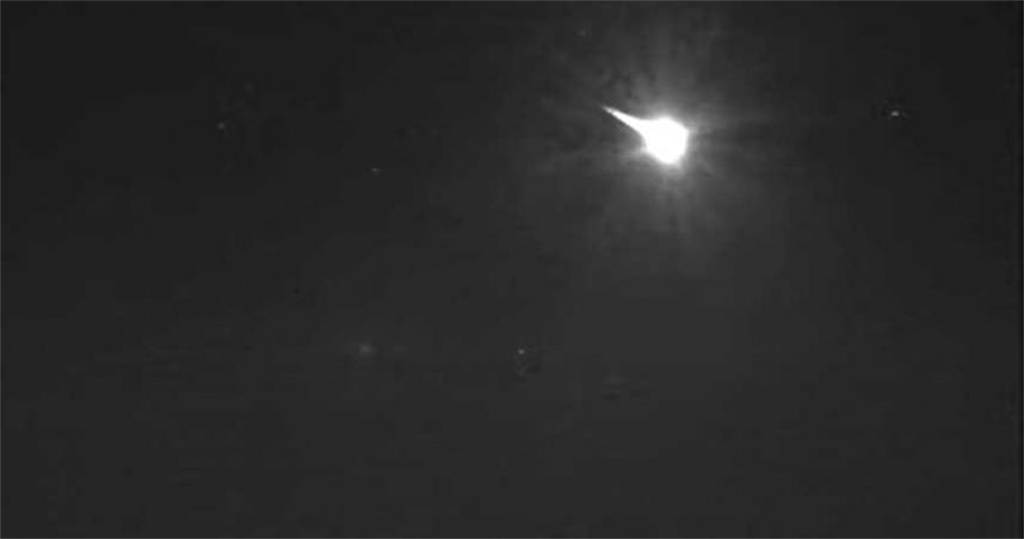 英国多地目击巨大流星划过夜空。（图／翻摄自youtube／ UK Meteor Observation Network）(photo:ChinaTimes)