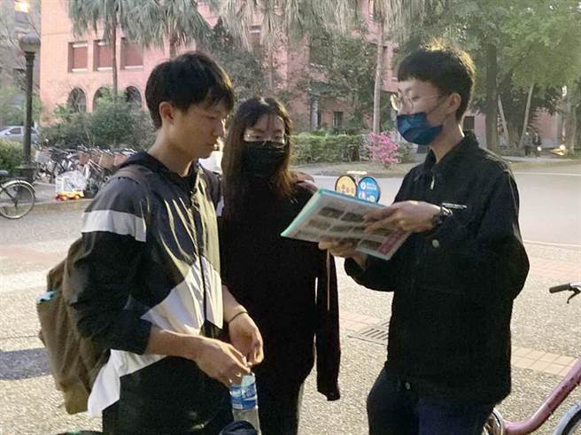 藻礁公投连署已达29万6697万份，突破公投法定门槛。全国校园连署总召、东大学生谢瑞恩（右1）说，等到奇蹟了。（东大学生谢瑞恩提供／陈淑芬台中传真）