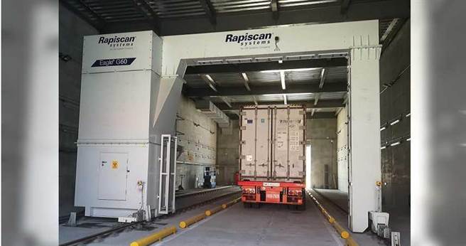 全台各地港口逐年將汰換機動儀改為軌道式檢查儀，軌道儀可穿透35公分鋼板，人員不用上車，由遠端儀器遙控。（圖／翻攝畫面）