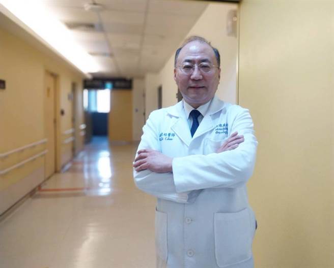 現任雙和醫院癌症中心主任趙祖怡有4個養生實踐，讓他年過60後的體適能，比中年時還更好。(圖/梁惠明攝)