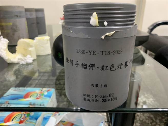 台中市北屯某資源回收場日前清理廢棄物時，赫然發現第二警分局文正派出所載運前來回收之廢棄鐵櫃裡面，竟藏有紅色練習煙幕彈。（民眾提供／馮惠宜台中傳真）