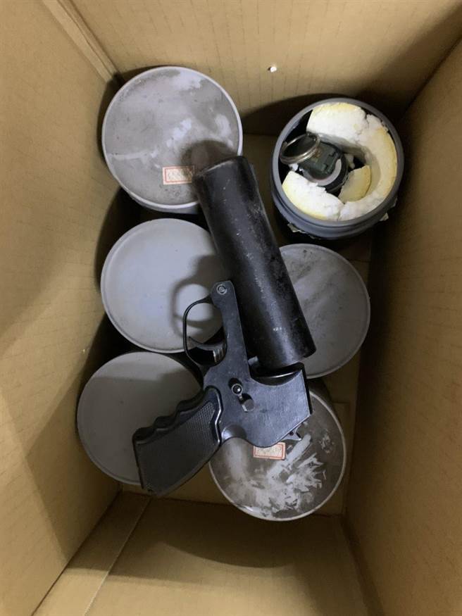 台中市北屯某資源回收場日前清理廢棄物時，赫然發現第二警分局文正派出所載運前來回收之廢棄鐵櫃裡面，竟藏有信號槍1支及紅色練習煙幕彈6顆。（民眾提供／馮惠宜台中傳真）