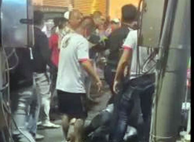 林边庙会爆发斗殴，警方掌握滋事分子。(脸书黑色豪门提供)