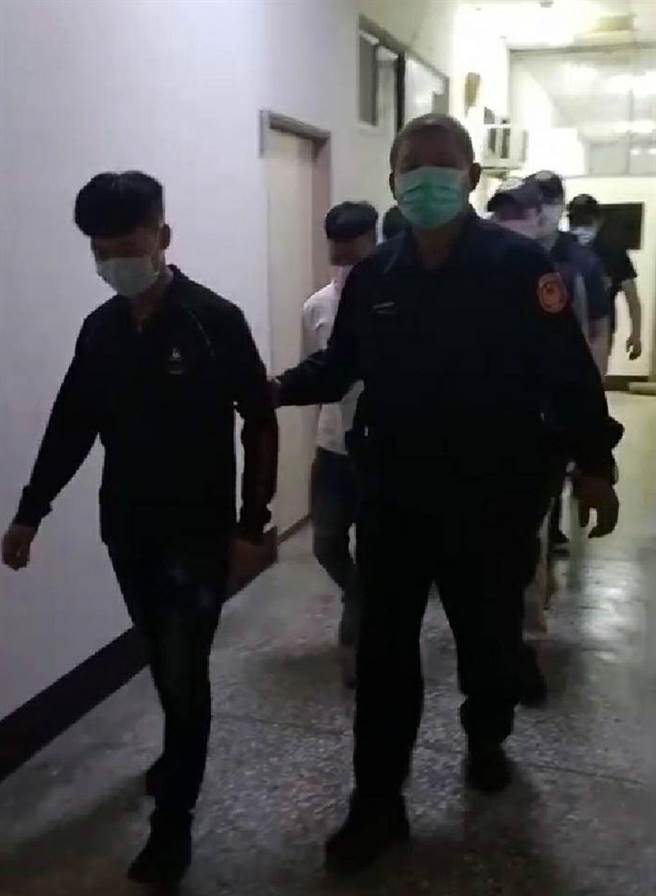 警方将庙会参与斗殴5人带回警局，依妨害秩序罪送办。(警方提供)