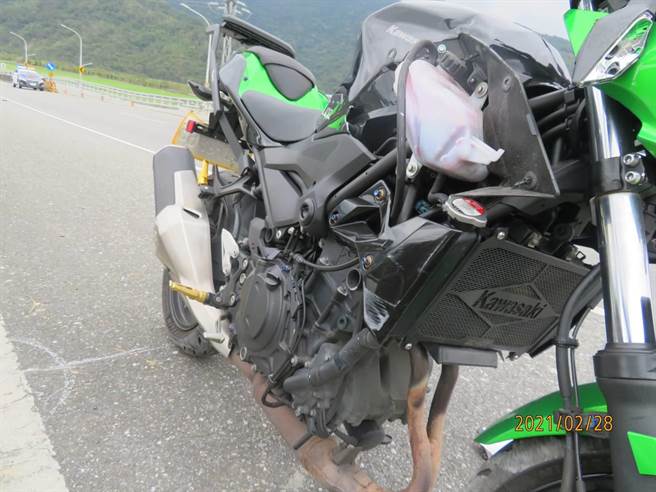 22岁的陈男昨天下午骑乘重机行经台9线花莲富里一带时，因不明原因自撞分隔岛，伤重不治。（警方提供／罗亦晽花莲传真）