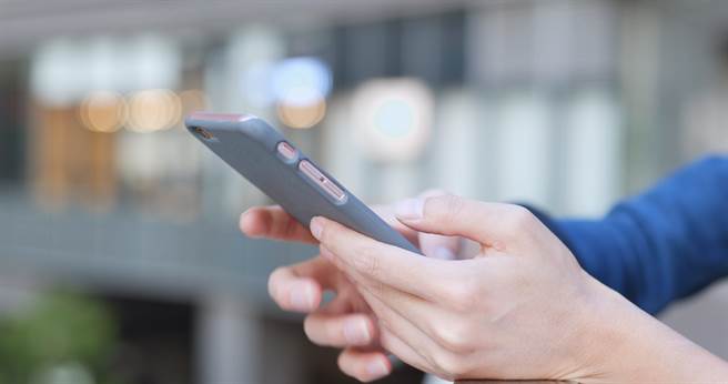 男子與男網友前年相約發生性行為，他趁對方睡著時，用生日數字成功解鎖對方手機，發現其已有男友，憤而偷拍對方裸照給正宮。（示意圖/Shutterstock提供）