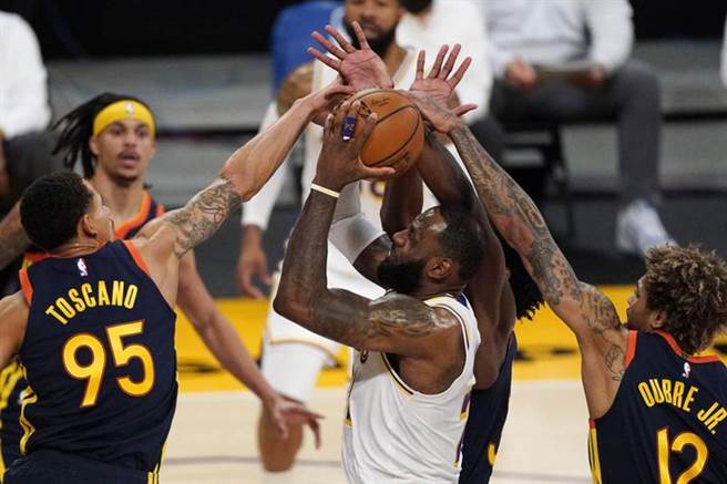 湖人球星詹姆斯(中)不惧外界批评，挺身评论时政的力度不减。（美联社）