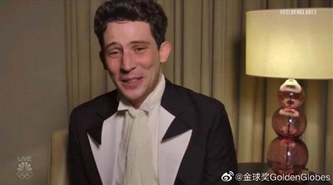 乔许欧康纳（Josh O'connor）夺得视帝的殊荣。（摘自微博）