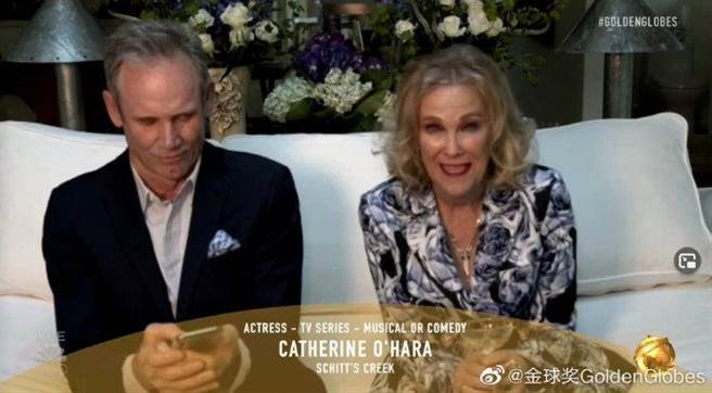 凯萨琳欧哈拉（Catherine O’Hara）击倒莉莉柯林斯拿下喜剧类视后。（摘自微博）