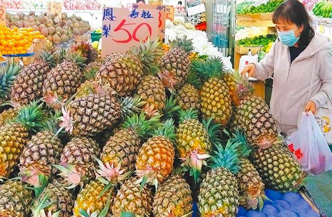 图为民眾在水果卖场选购凤梨支持农民。（资料照/王英豪摄）
