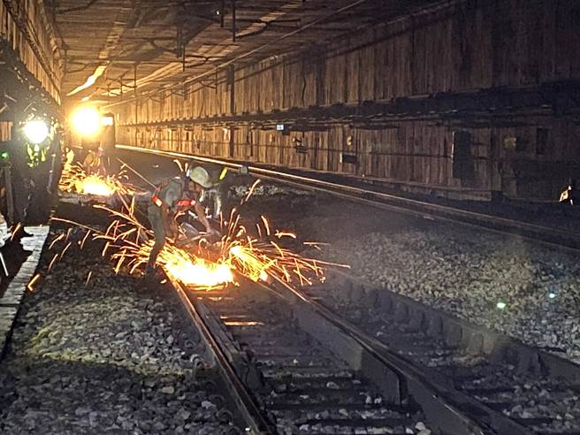 台鐵台北站預計周四起全面更換PC枕道岔，施工時間預計至3月底，期間共影響5列次，各車延誤約5至10分鐘。(台鐵局提供)