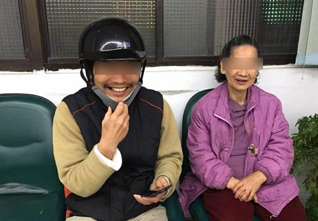 「找到媽媽真好，感謝警察幫忙！」李姓男子的母親出門剪髮後不知去向，幸經警方漏夜協調，半小時就找到失聯婦人。（民眾提供／盧金足台中傳真）