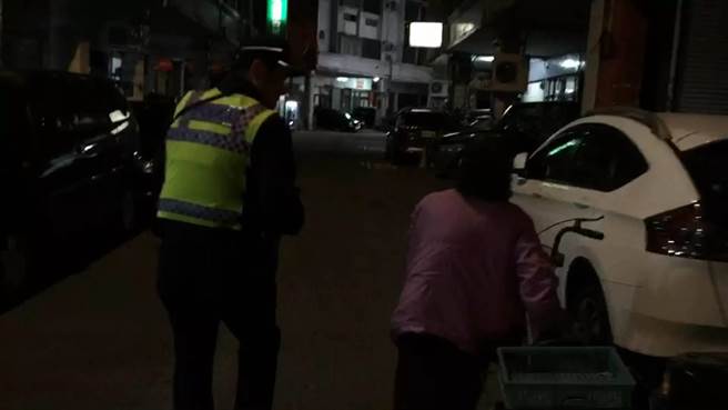 員警擔心夜晚天氣轉冷，貼心守護，一路將老婦護送到家。（民眾提供／盧金足台中傳真）