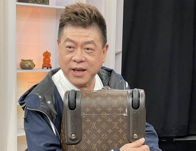 孙德荣带来罗志祥送给他的LV包包。（JET提供）