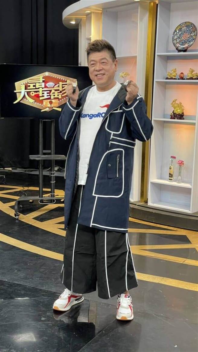 孙德荣带来5566送给他的浪琴表。（JET提供）