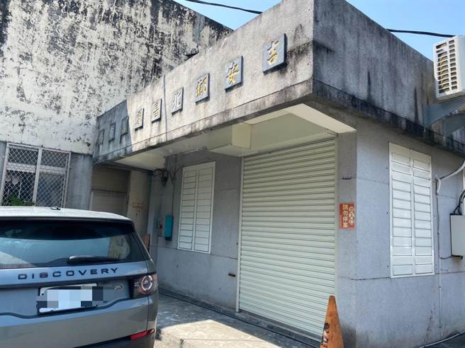 花莲吉安乡北昌市场近年在大环境竞争下，出现经营瓶颈逐渐没落，旧有办公室閒置许久无人使用，渐渐成为蚊子馆舍。（罗亦晽摄）