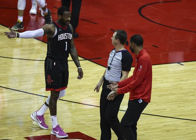 火箭主控沃尔(左)是1日球队惨输49分的头号罪人。(美联社)