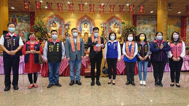 国民党主席江启臣（中间黑西装者）在参加法会致词上，肯定宗教力量安定民眾度过新冠肺炎疫情的恐慌。（程炳璋摄）