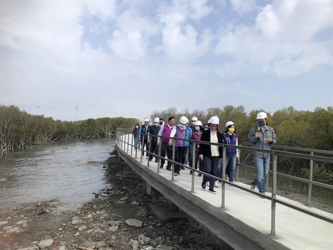 王惠美多次到現場勘查，表示工程已接近完工的程度，但仍有部分需要改進，像是海風容易使鐵材生銹，會再要求廠商做好相關措施，才能安全無虞的開放給民眾使用。(縣府提供／吳建輝彰化傳真)