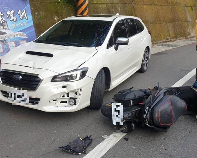 20岁谢姓男子昨下午4时许，骑机车行经新北市坪林区北宜公路32.7公里、财茂弯附近，谢男疑因过弯不慎，直接撞上对向36岁李姓男子驾驶的Subaru新车。（翻摄）