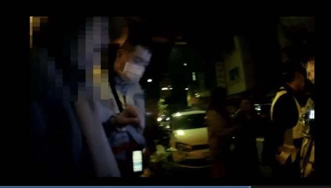 王姓女子不胜酒力深夜街头咆哮哭闹，警方将她带回保护管束。（警方提供／陈淑芬台中传真）