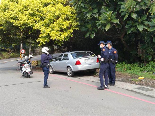 陳姓男子陳屍在轎車內，破窗後驚見副駕駛座放有鐵盆，以及熄滅的木炭。（翻攝照片／陳彩玲基隆傳真）