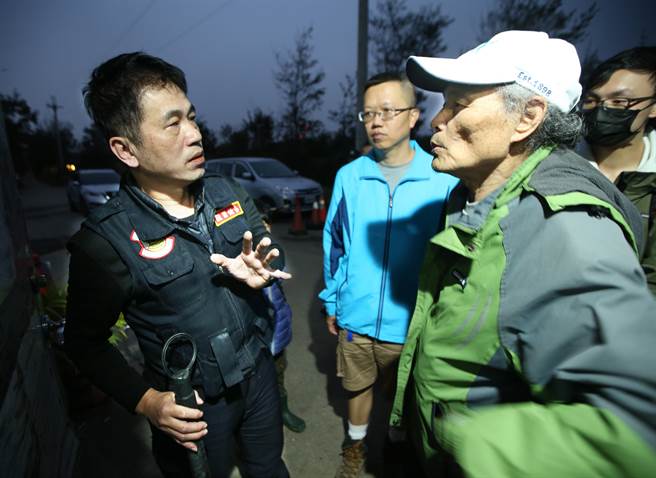 公投小組表示，原本可以用登記方式進入大潭藻礁G2海岸，卻遭現場駐警保全制止不得進入。（陳怡誠攝）